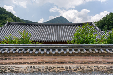 Fototapeta na wymiar Traditional Buddhist temple wall and rooftop.