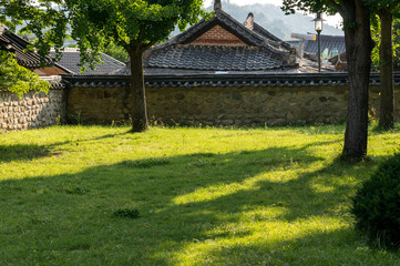 Obraz premium Sunlight descending on the Korean traditional yard