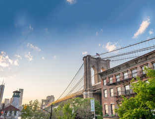 Naklejka premium Brooklyn Bridge as seen from Brooklyn streets at sunset time