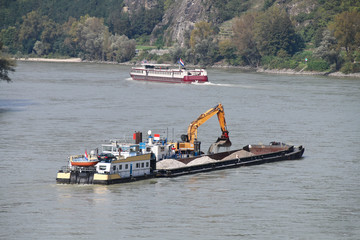 Donau - 003 - Schifffahrt - Bagger