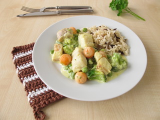 Reis mit Fisch und Gemüse in Senfsauce