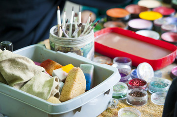 Farbtöpfe beim Kinderschminken