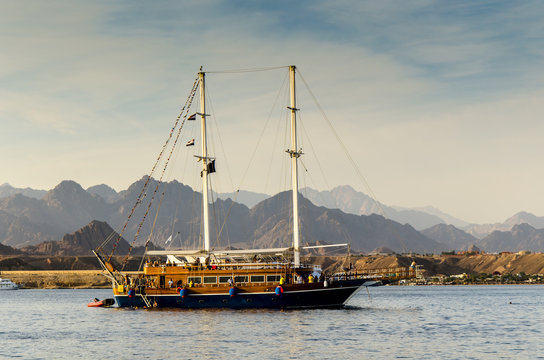 Segelboot vor Sharm el Sheikh  mit Sinai Bergen