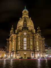 Fototapeta na wymiar Dresdner Frauenkirche bei Nacht