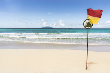 Blick von Beau Vallon auf die Insel Silhouette mit Flagge "Baden
