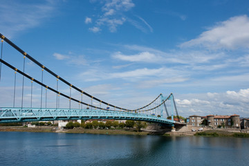 Fototapeta na wymiar Le pont suspendu de Serrières