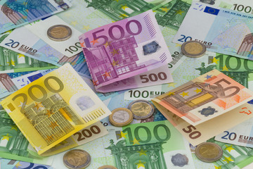 Obraz na płótnie Canvas verschiedene Euro Gelscheine mit Münzen