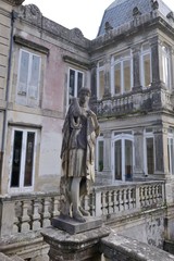Obraz premium statue of an old castle