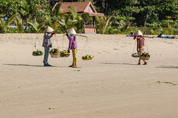 разносчицы фруктов на пляже вьетнама