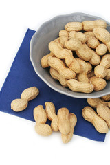 ciotola di arachidi_ sfondo bianco