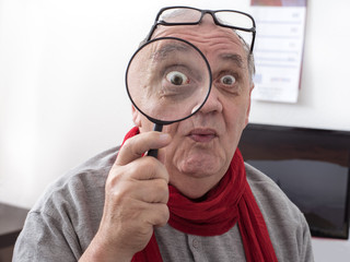 Portrait homme avec loupe à la main
