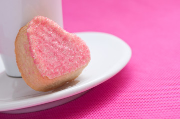 tasse de café avec pâtisserie alsacienne sur fond rose, 