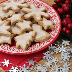 biscotti glassati  su piatto_ Natale