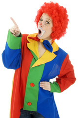 Clown zu Fasching zeigt mit Zeigefinger