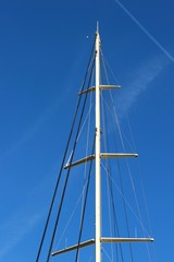 Mât de misaine sur un yacht