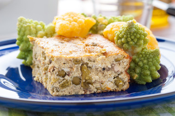  Trancio di frittata al forno servita su un piatto