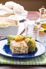  Trancio di frittata al forno servita su un piatto