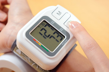 Digitales Blutdruckmessgerät mit LCD Display - obrazy, fototapety, plakaty