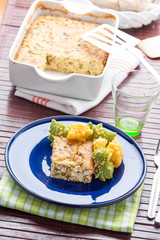  Trancio di frittata al forno servita su un piatto