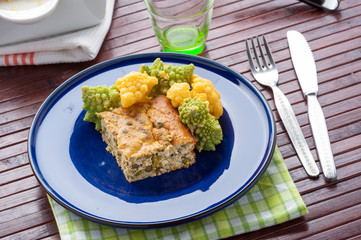  Trancio di frittata al forno servita su un piatto