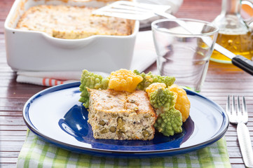 Trancio di frittata al forno servita su un piatto