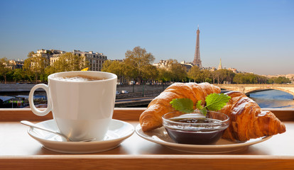 Fototapety  Kawa z rogalikami na tle wieży Eiffla w Paryżu, Francja