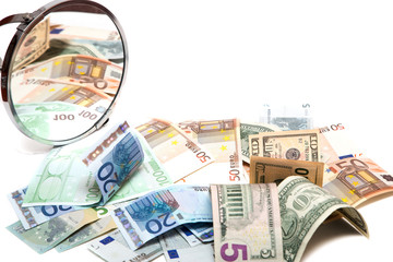 .валюта в отражении зеркала на белом фоне