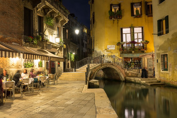 Panele Szklane  Nocny widok na kanał w Wenecji, Włochy