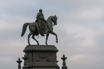 Obraz premium König-Johann-Denkmal auf dem Theaterplatz in Dresden