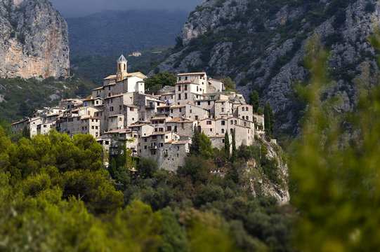 Bergdorf Peillon in den Mediteranen Alpen