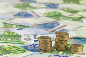 Münzenstapel auf Euro Geldscheine