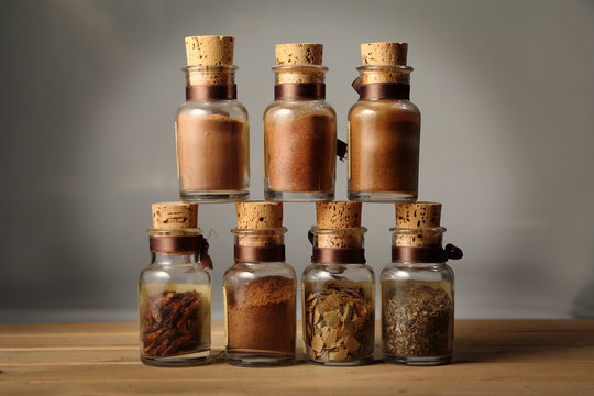 spezie in vasetti peperoncino origano pepe