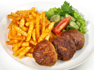 Frikadellen mit Pommes Frites und Salat