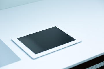 Tablet Computer auf weißer Unterlage