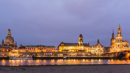 Fototapeta na wymiar Dresdens Skyline im Abendlicht