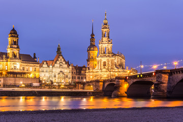 Fototapeta na wymiar Dresdens Skyline im Abendlicht