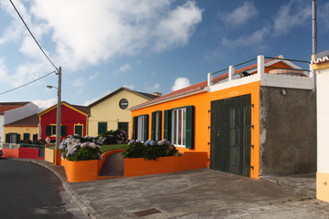 Açores - Sao Miguel - Maisons colorées de Mosteiros