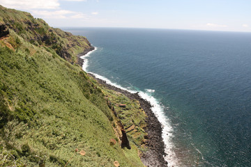 Fototapeta na wymiar Açores - Sao Miguel - Falaise de chemin côtier de Relva