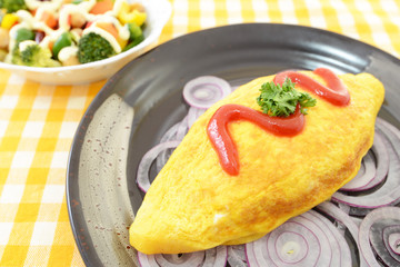 美味しそうなオムライスとサラダ
