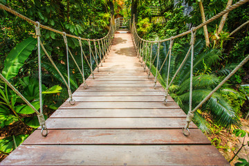 Panele Szklane  Drewniany most w ogrodzie, Tajlandia