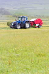 travaux des champs, fauchage mécanique, botteleuse