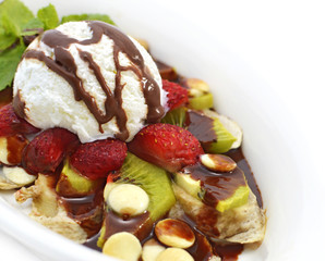 Vanilla ice cream with strawberry, nuts and kiwi fruit