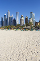 Naklejka premium Pionowy widok słynnych drapaczy chmur i plaży Jumeirah