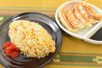 美味しそうな炒飯と餃子