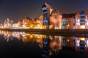 Obraz premium Old town of Gdansk with ancient crane at night, Poland