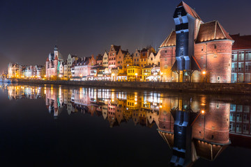 Obraz premium Old town of Gdansk with ancient crane at night, Poland