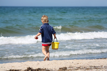 Kleiner Junge am Strand