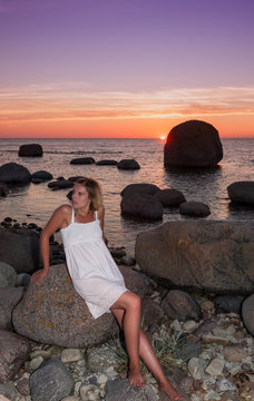 Frau im Sommerkleid an der Küste Ölands, Schweden
