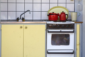 alte Einbauküche mit Spüle und Elektroherd