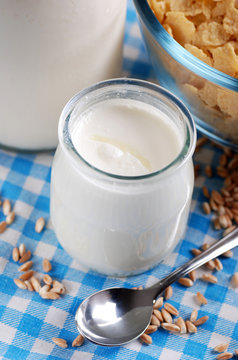 yogurt bianco con cereali nel barattolo di vetro